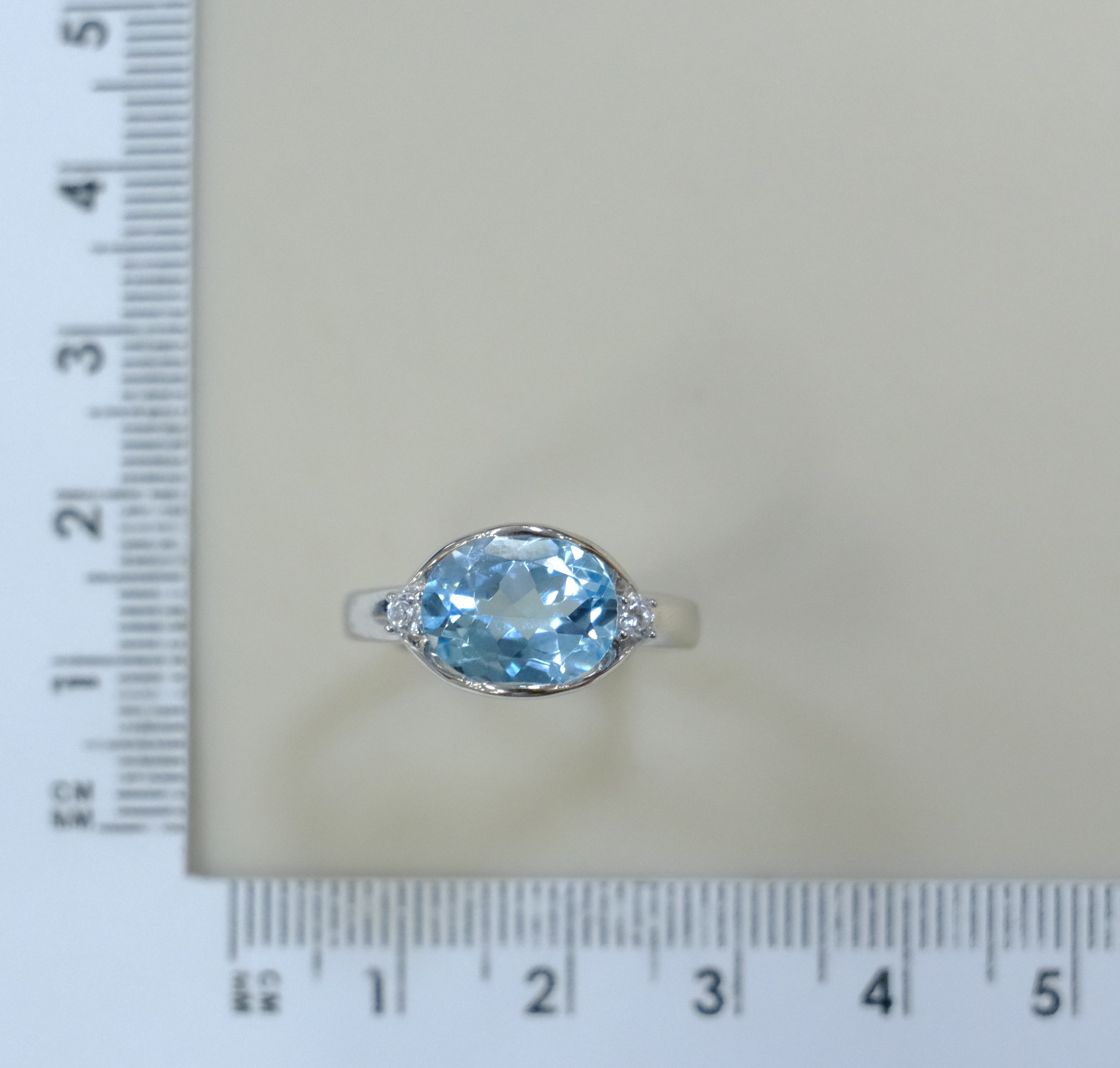 Серебряное кольцо с топазом Скай